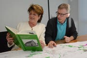 Gemeindepräsidentin Heidi Grau und Nik Studach, Leiter Bauverwaltung, blättern im Hinweisinventar der kantonalen Denkmalpflege. (Bild: Georg Stelzner)