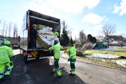 Nach eineinhalb Jahren nehmen Arbeiter der Stadtgärtnerei Winterthur Abschied vom Buddha und verladen ihn in fünf Teilen in den Lastwagen. (man)