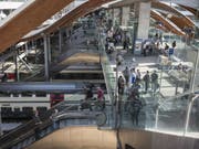 Fast fünf Millionen Einwohner sind mehrmals wöchentlich auf Wanderschaft: vier Millionen Arbeits- und 0,8 Millionen Ausbildungspendler. Bevorzugtes Verkehrsmittel der Erwerbstätigen ist das Auto (52 Prozent), bei den Lernenden die Eisenbahn (41 Prozent). (Bild: Keystone/ALESSANDRO DELLA VALLE)
