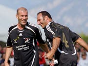 Ramon Vega (rechts), hier vor Jahren an einem Benefizspiel neben Zinedine Zidane, will nach seiner Aktivkarriere auch als Funktionär für Furore sorgen (Bild: KEYSTONE/OLIVIER MAIRE)