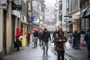 Passanten in der Hertensteinstrasse: Der Luzerner Kantonsrat ist für längere Ladenöffnungszeiten. (Bild: Manuela Jans-Koch (Luzern, 10. Januar 2019))