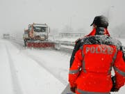 Der Strassenunterhalt hatte am Dienstagmorgen auf der A12 bei Châtel-St-Denis viel zu tun - so wie auf diesem Archivbild aus Nidwalden. (Bild: KEYSTONE/URS FLUEELER)