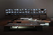 Die Installation «Portrait of a landscape» besteht aus 78 Bildschirmen. (Bild: PD)