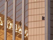 Aus diesem Hotelzimmer im Hotel «Mandalay Bay» in Las Vegas eröffnete der Täter am 1. Oktober 2017 das Feuer auf Gäste eines Freiluftkonzerts. 58 Menschen starben, weitere 869 wurden verletzt. (Bild: KEYSTONE/EPA/PAUL BUCK)