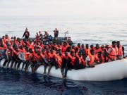 Sie haben die Überfahrt überlebt: Im Mittelmeer gerettete Migranten. (Bild: KEYSTONE/EPA MISSION LIFELINE/HERMINE POSCHMANN / HANDOUT)