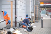 Bauarbeiter bereiten den Einbau der Anlage vor. (Bild: Mario Testa)