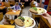 Hoch sind die Diebstahlraten auch in Restaurants und Hotels. Je 13% der Befragten haben in Restaurants und Hotels nicht bezahlt oder Gegenstände entwendet. (Bild: Keystone/Sander Koning)