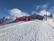 Ein Skifahrer hat im Gebiet Hoch-Ybrig abseits der Piste eine Lawine ausgelöst. Suchmannschaften und Helikopterbesatzungen suchten nach möglicherweise Verschütten. (Bild: Kantonspolizei Schwyz)