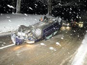 Ohne Verletzungen konnte am Montagabend ein 22-jähriger Autofahrer in Seewen SO nach einem Unfall sein Fahrzeug verlassen. Der Fahrer war mit Sommerpneus unterwegs. (Bild: KEYSTONE/POLIZEI SO)
