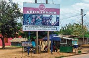 Schweizer Unternehmen sollen künftig etwa haften, wenn Tochtergesellschaften im Ausland Kinderarbeit zulassen. (Bild: Alamy (Ghana, 11. September 2013))