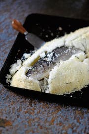 Das Salz dringt in der richtigen Dosierung in den Fisch. (Bild: AT-Verlag)