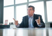 Stadler-Inhaber und -Verwaltungsratspräsident Peter Spuhler in seinem Büro. (Bild: Andrea Stalder (Bussnang, 16. Januar 2017))