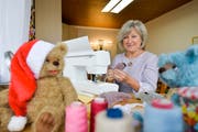 Monika Schleich näht seit 17 Jahren eigene Teddybären. (Bild: Donato Caspari)
