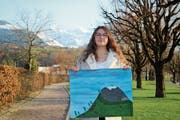 Maturandin Anja Roosens mit einem der Hintergrundbilder für ihren Animationsfilm. (Bild: Marion Wannemacher (Sarnen, 12. Dezember 2018))