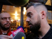 Eric Drouet (rechts) beantwortet Fragen mit seinem Anwalt nach seiner Freilassung. (Bild: KEYSTONE/AP/MICHEL EULER)