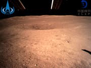 Erstes Bild vom Boden auf der Rückseite des Mondes: Chinas Mondsonde «Chang'e 4» übermittelte erste Fotos. (Bild: Keystone/AP)