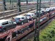 Weniger Neuzulassungen: Wegen Lieferschwierigkeiten wurden 2018 in der Schweiz weniger neue Autos ausgeliefert als im Vorjahr. (Bild: KEYSTONE/GAETAN BALLY)