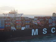 Die Luftaufnahme aus einem Überwachungsflugzeug des Havariekommandos zeigt das Containerschiff «MSC Zoe», das im Sturm bis zu 270 Container verloren hat. (Bild: KEYSTONE/APA/Havariekommando/--)