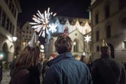 Silvester in der St.Galler Innenstadt: Wenn wie hier Raketen zünden, wirbeln winzige Russ- und Metallteilchen durch die Luft. (Bild: Michel Canonica (1. Januar 2018))