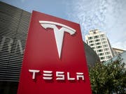 Der US-Elektroautobauer Tesla konnte seit der Gründung 2003 bislang nur viermal ein Vierteljahr mit einem Überschuss abschliessen. (Bild: KEYSTONE/EPA/ROMAN PILIPEY)