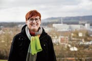 Die roten Haare sind ihr Markenzeichen. Barbara Dätwyler Weber in Oberkirch, mit dem Langdorf im Hintergrund. (Bild: Donato Caspari)
