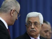 Der Palästinenserpräsident Mahmud Abbas (r.) hat den Rücktritt des Ministerpräsidenten Rami Hamdallah (l.) akzeptiert. Damit ist der Weg frei für die Bildung einer neuen palästinensischen Regierung. (Bild: KEYSTONE/EPA/ATEF SAFADI)