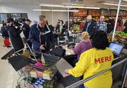 Am Dienstag kauften die ersten Kunden im russischen Discounter Torgservis in Leipzig ein. (Bild: Hendrik Schmidt/Keystone)