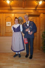 Neumitglied Pia Herger und der Gemeindepräsident Urs Kälin an der GV der Trachtengruppe Altdorf. (Bild: PD)