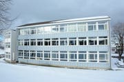 Das Primarschulhaus im Dorfkern. (Bild: Valentina Thurnherr)