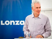 Lonza-Konzernchef Richard Ridinger tritt nach sieben Jahren an der Spitze zurück und übergibt sein Amt an Marc Funk. (Bild: KEYSTONE/VALENTIN FLAURAUD)