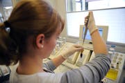 Labortest in einer Obwaldner Arztpraxis. (Symbolbild: Corinne Glanzmann)