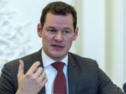 Pierre Maudet beisst in den sauren Apfel. Er sieht von einem Rekurs gegen die Neuverteilung der Departemente ab. Dem früheren Genfer Regierungspräsidenten und Sicherheitsdirektor bleibt nur noch ein Mini-Departement: die Wirtschaftsförderung. (Bild: Keystone/MARTIAL TREZZINI)