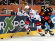 Severin Blindenbacher (links) steht den ZSC Lions in den kommenden Wochen nicht zur Verfügung (Bild: KEYSTONE/ANTHONY ANEX)