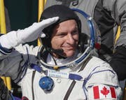 David Saint-Jacques stellt sich am Montag den Fragen Luzerner Schülern. (Bild: EPA/Shamil Zhumatov)