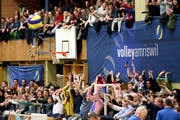 Beste Stimmung dank über 1000 Zuschauern: Die Laola-Welle macht im Tellenfeld gleich mehrmals die Runde. (Bild: Mario Gaccioli)