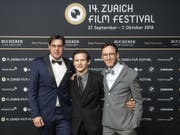 Regisseur Michael Steiner, Hauptdarsteller Joel Basman und Drehbuchautor Thomas Meyer (v.l.n.r.) dürfen sich weiterhin nichts als freuen: Rund drei Monate nach der Premiere am 14. Zurich Film Festival ist ihr Film «Wolkenbruch» fünf Mal für den Schweizer Filmpreis nominiert. (Bild: Keystone/ENNIO LEANZA)