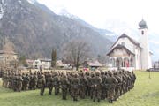 Rund 300 Soldaten waren bei der Fahnenabgabe vor der Jagdmattkapelle in Erstfeld anwesend. (Bild: Paul Gwerder (30. Januar 2019))