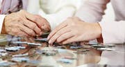 Spielen und Rätsel lösen sind zwei Aufgaben für das Gehirn, die gemäss Stephan Goppel demenzvorbeugend sind. (Bild: Fotolia)
