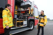 Kommandant Andreas Bösch und Vize-Kommandant Adrian Salvisberg mit dem neuen Rüstlöschfahrzeug. (Bild: Rita Kohn)