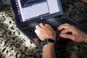 Ein Soldat bedient hier einen Computer anlässlich des ersten Cyber-Lehrgangs im Herbst 2018 in der Kaserne Jassbach. Militärhacker müssen sich an die Vorgaben des Bundesrates halten. (Bild: Keystone/Peter Schneider (Thun, 21. September 2018))