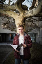 Lukas Walpen vor dem Friedberg-Gymnasium. (Bild: Benjamin Manser (25. Januar 2019))
