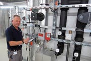 Martin Nietlisbach in der Technikzentrale für Heizung und Kühlung im Spital Muri. (Bild: Eddy Schambron)