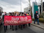 Rund 30 Personen demonstrieren vor dem Sitz von Vale in St. Prex VD. Sie prangerten die «katastrophalen ökologischen und menschlichen Folgen der Profitgier» des Unternehmens an. (Bild: KEYSTONE/JEAN-CHRISTOPHE BOTT)