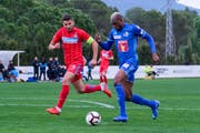 Luzern-Stürmer Blessing Eleke (rechts) im Testspiel gegen Lucian Filip von Steaua Bukarest. (Bild: Martin Meienberger/Freshfocus (Marbella, 17. Januar 2019))