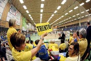 Die Gästefans aus Norditalien machten sich farbenfroh bemerkbar und konnten mit einem Sieg im Gepäck die Heimreise antreten. (Bild: Mario Gaccioli)