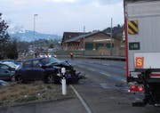 Der Fahrer des Autos ist beim Unfall verletzt worden. (Bild: pd)
