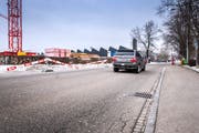 Wenn das Schulhaus fertig gebaut ist, soll auch die Grüntalstrasse neuen Ansprüchen genügen. (Bild: Urs Bucher, 22. Januar)