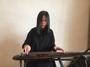 Ein Instrument mit 3000-jähriger Geschichte: Quin Streller-Shen spielt das Guqin. (Bild: PD)