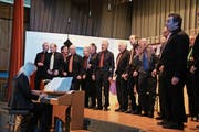 Bruno Ammann (mit den Händen gestikulierend) bei einem Auftritt mit dem Männerchor. (Bilder: Therese Schurter)