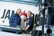 Geschäftsführer Raphael Häfliger (links) und Eventbetreuer Dominik Reindl im Studio des Senders. (Bild: Maria Schmid (Zug, 18. Januar 2019))